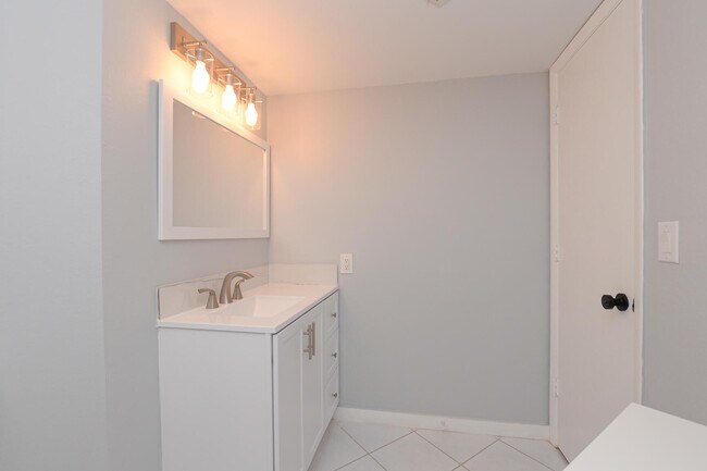 Building Photo - 1530 SE Royal Green Cir