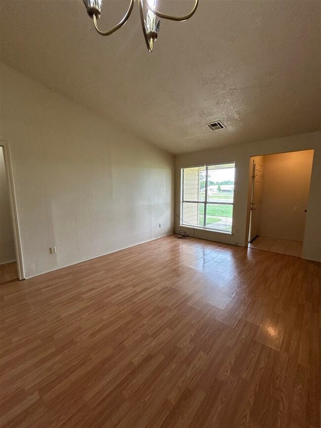 Building Photo - 905 NE Rogers Ln