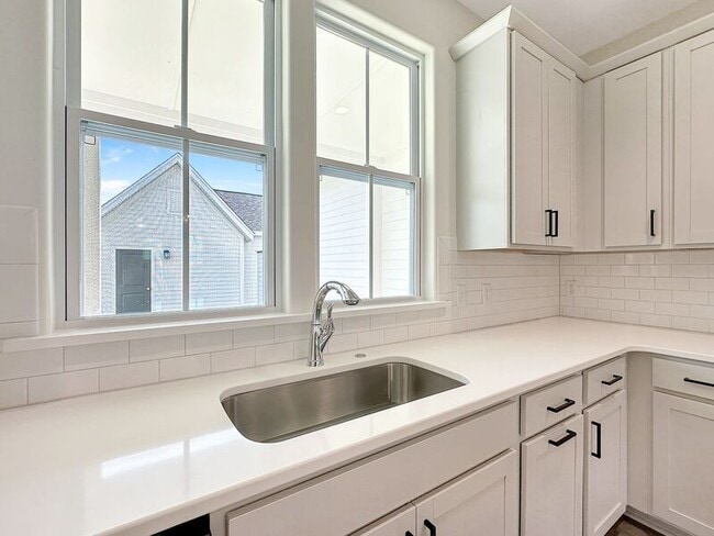 Building Photo - 258 Symphony Ave