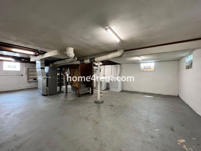 Building Photo - Cozy Ranch Style Home in KCMO w/ Wood Floors and a Fenced in Yard!