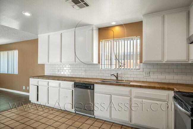 Building Photo - 52585 Avenida Velasco