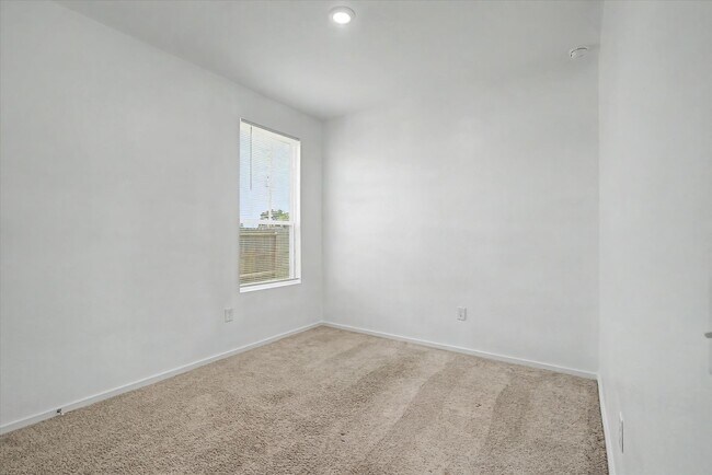 Building Photo - 511 Louis Ln