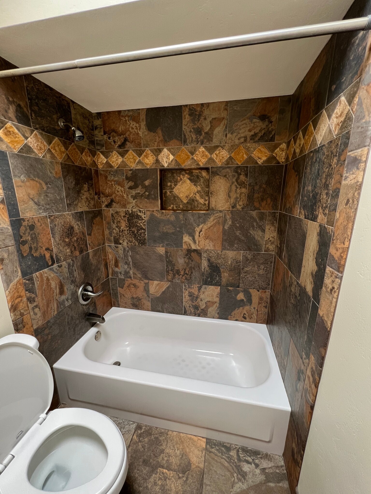 Hall Bath - 607 N De Medici Pl