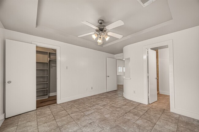 Building Photo - 5941 S Loop E