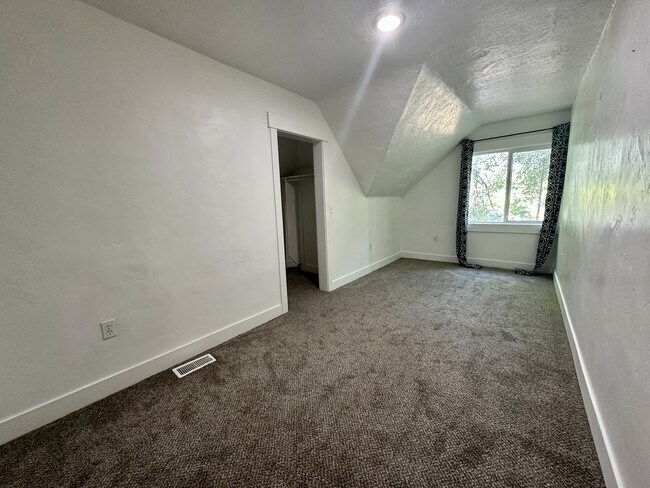 Building Photo - 568 W 300 N