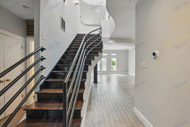 Building Photo - 4040 Avondale Ave