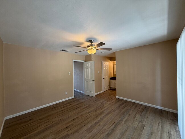 Building Photo - South Side Two Story Townhome!!