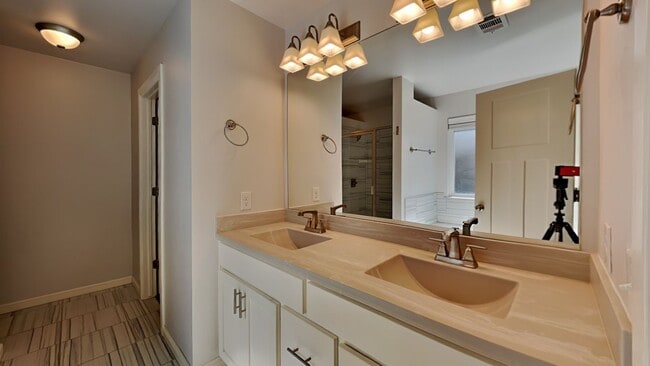 Building Photo - A Very Nice 4 Bedroom 2 Bath Home Yukon Schools