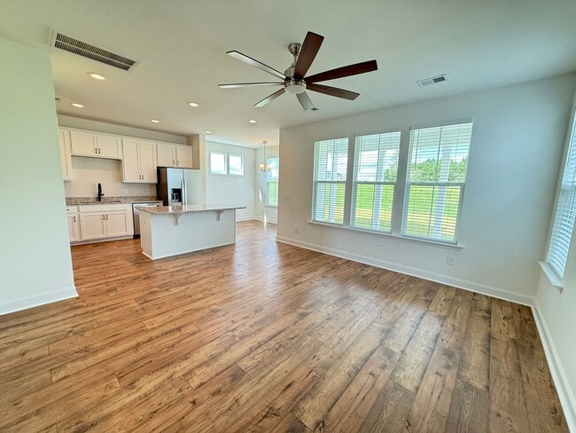 Building Photo - 3 Bedroom 2.5 Bath House in Hawthorne Land...