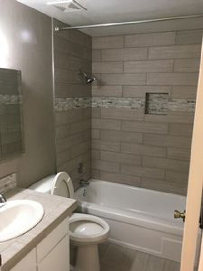Building Photo - Spacious 5bd 2.5ba on the South Hill!