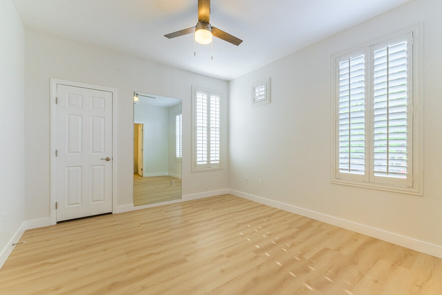 Building Photo - 5855 Valley Dr