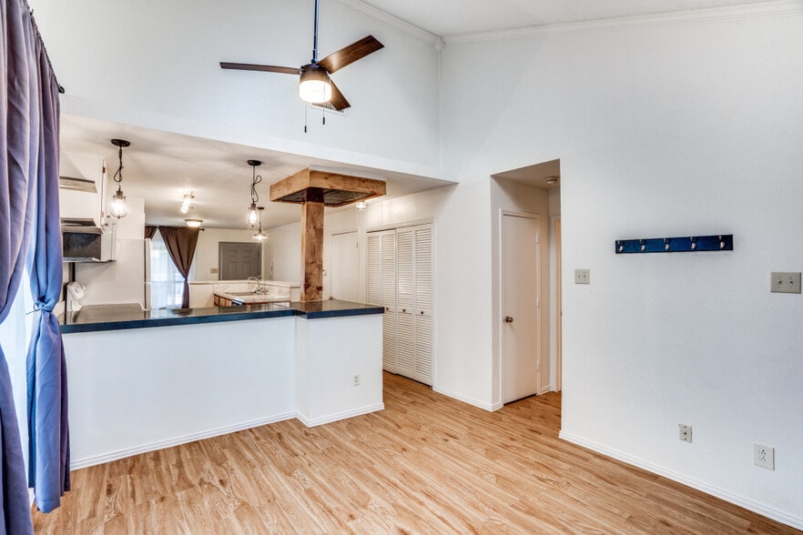 Building Photo - 511 Post Oak Ln
