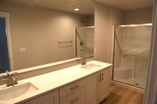 Building Photo - New 3 bed 2.5 Bath Townhome Ready for You!