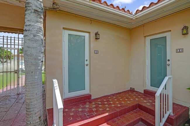 Building Photo - 2160 Bay Dr