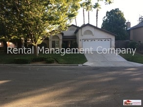 Building Photo - Great Home, beach entry pool, quiet neighborhood