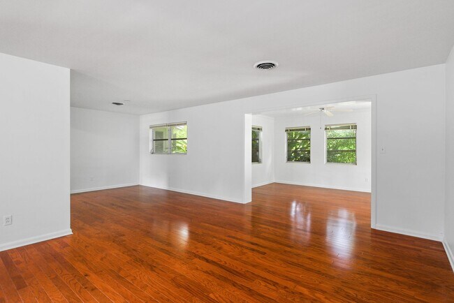 Building Photo - 2107 Brookview Dr