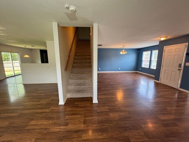 Building Photo - Over 2800 square feet!