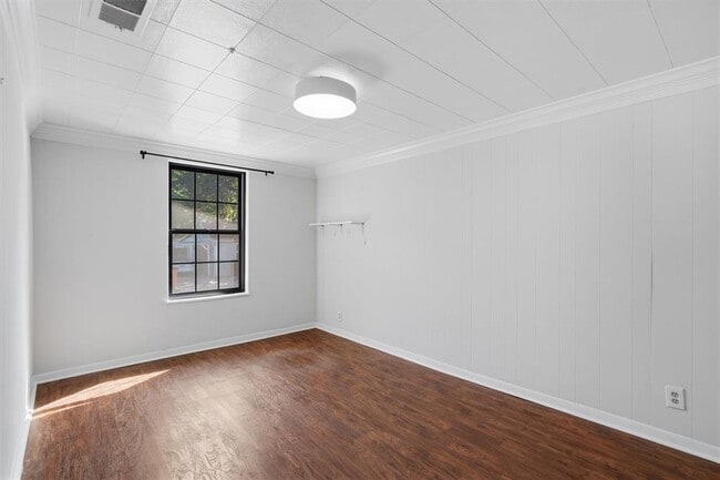 Building Photo - 2204 Santa Rita St