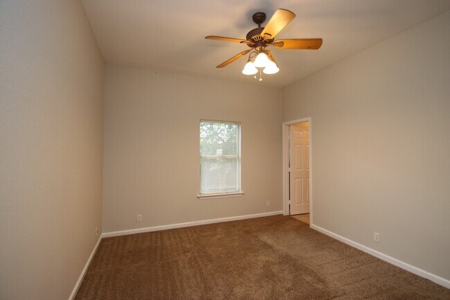 Building Photo - Great Three Bedroom House in Hyde Park Are...