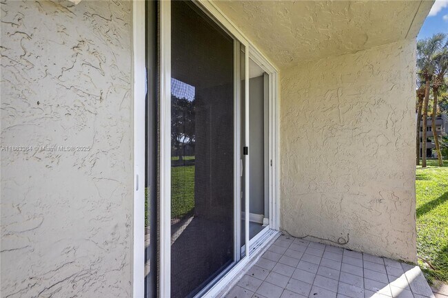 Building Photo - 10000 NW 80th Ct