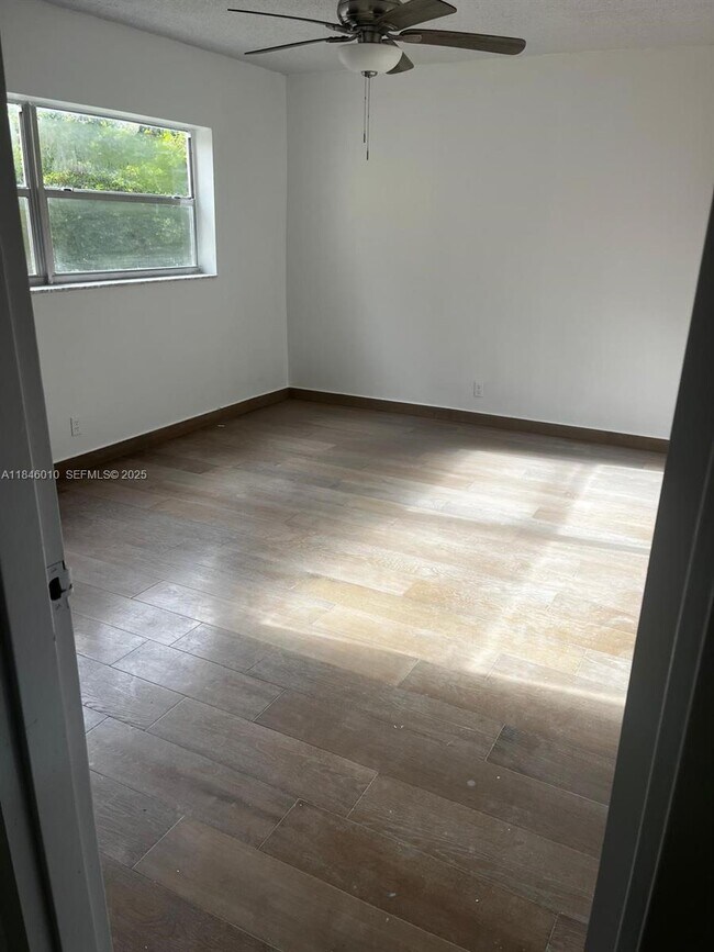 Building Photo - 1015 Country Club Dr