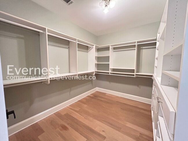 Building Photo - 5 Bed/3.5 Bath Home with Garage /Available Now!