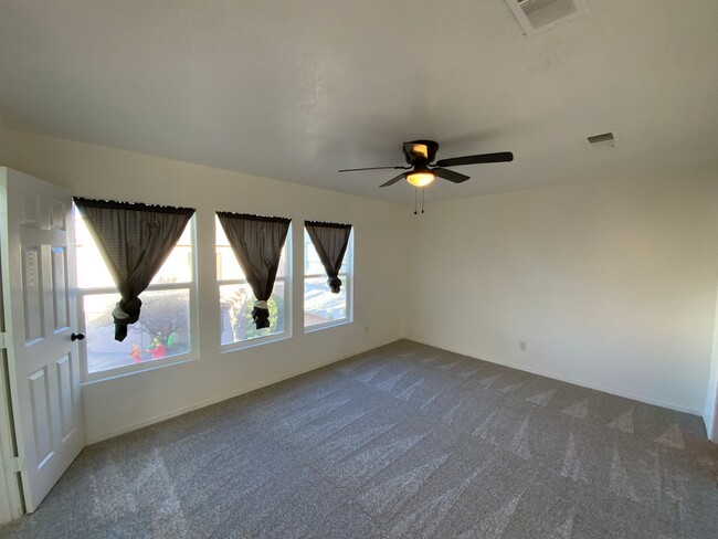 Building Photo - 3 Bedroom Home Available Near Tramway Blvd...