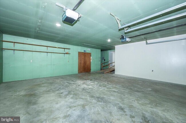 Building Photo - 6 Schaller Ln