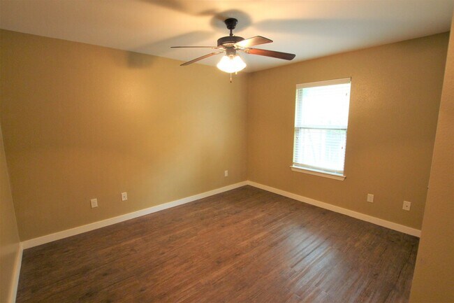 Building Photo - 3 Bedroom, 2 Bathroom Town Home in Tyler!