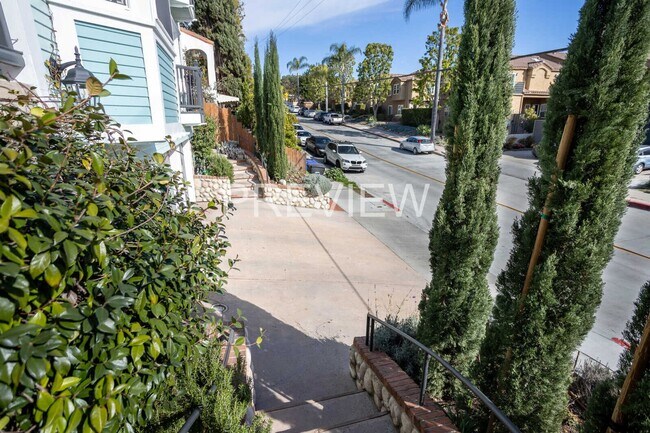 Building Photo - STUNNING TOWNHOME 2 BED 2.5 BATH 2 CAR GARAGE NORTH PARK/HILLCRES