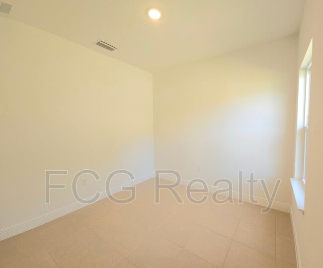 Building Photo - 247 Marion Oaks Manor