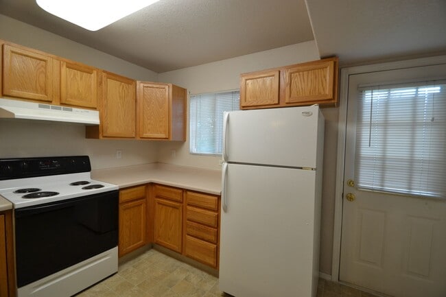 Building Photo - 2 Bedroom End Unit Townhome in D20!