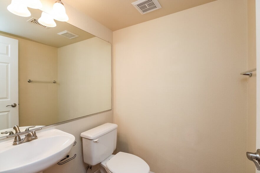 Building Photo - 3422 E Woodland Dr