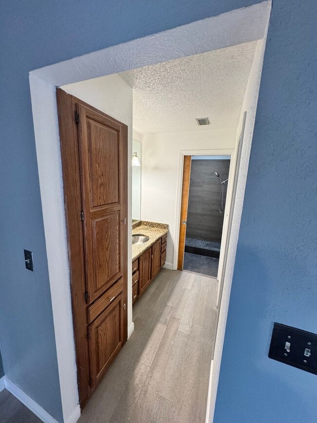 Building Photo - Charming Upscale Smart  2BR Townhome in El...