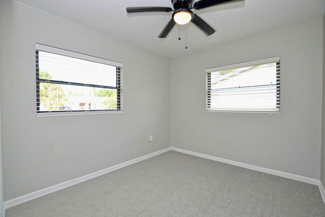 Building Photo - 4 bed 2 bath home