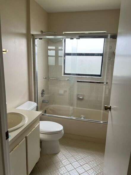 Building Photo - 5136 NW 49th Ave