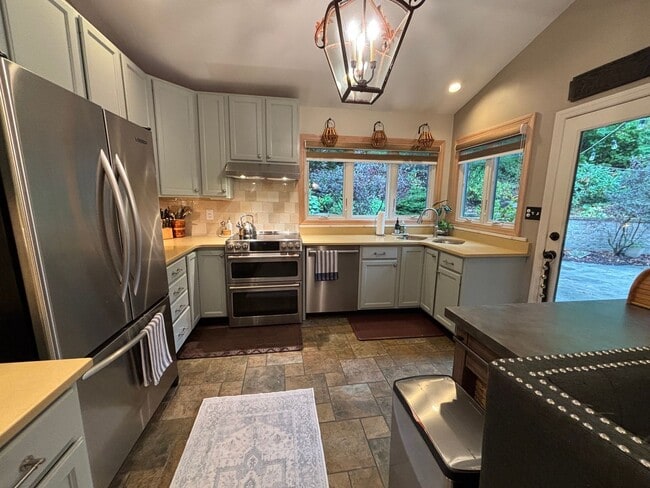 Building Photo - Beautiful 4 Bedroom Home In Mt. Lebanon!