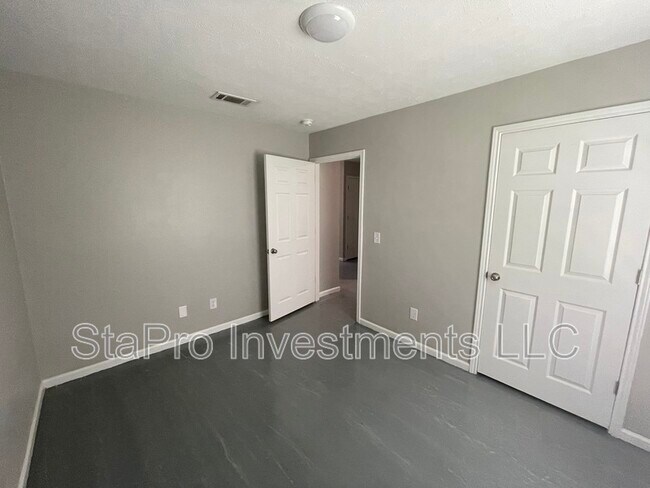 Building Photo - 158 Village Pl