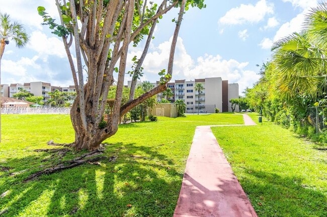Building Photo - 6950 Miami Gardens Dr