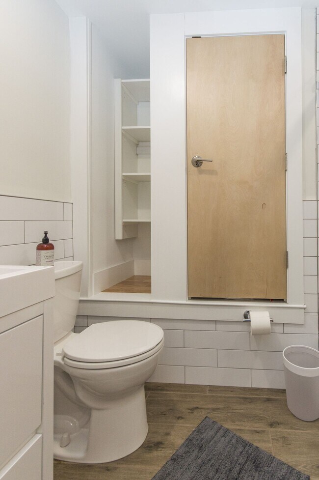 Building Photo - Hip 1 Bed/2Bath w/ Den; Gorgeous exterior and spacious interior features in Chestnut Hill!