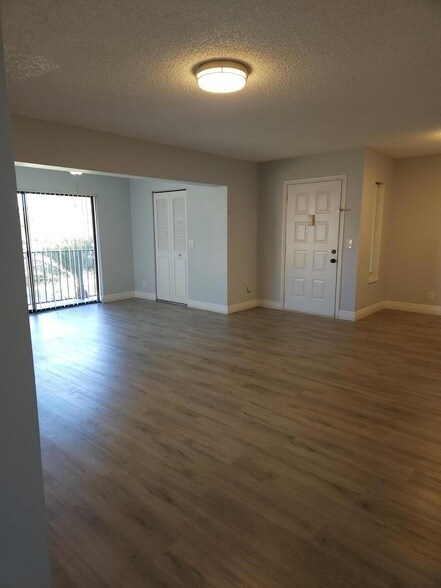 Building Photo - 502 Shady Pine Way