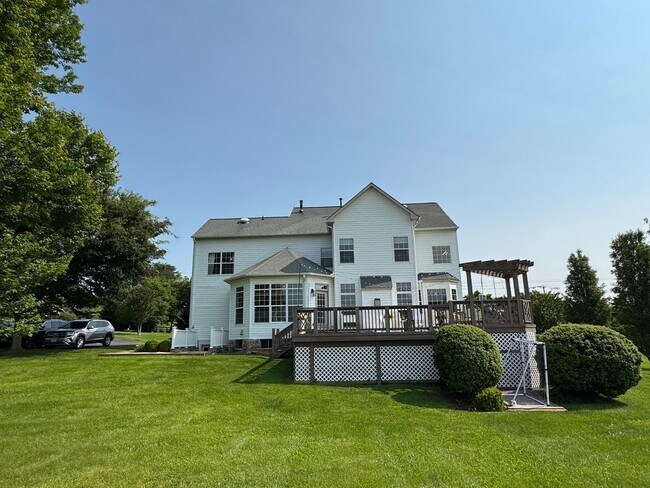 Building Photo - Fantastic 4 Bed 2.5 Bath Single Family Hom...
