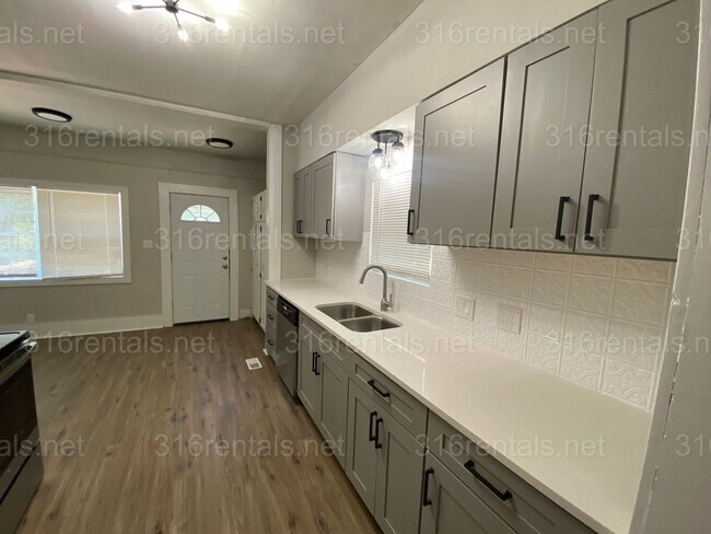 Building Photo - $1195 - 3 bedroom / 1 bathroom - Single Family Home