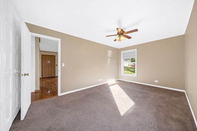 Building Photo - Beautiful End Unit Townhome with Garage!