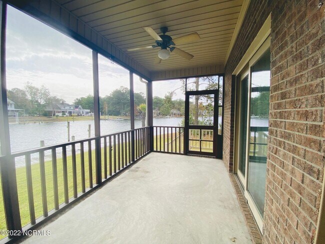Building Photo - 906 Diamond Ct