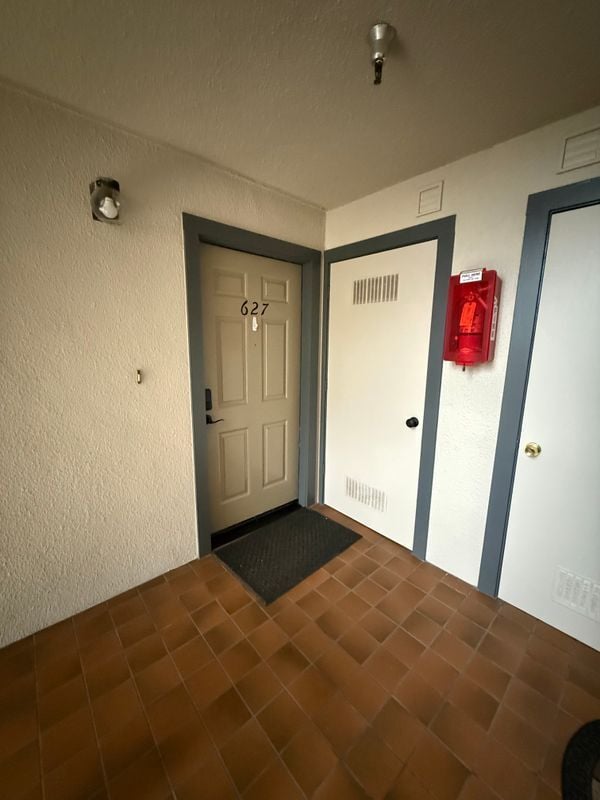 Building Photo - 1025 San Luis Cir