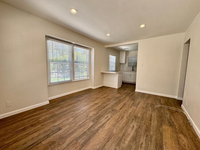 Building Photo - Large front unit apartment with patio