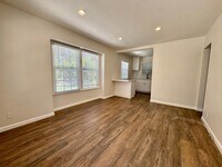 Building Photo - Large front unit apartment with patio