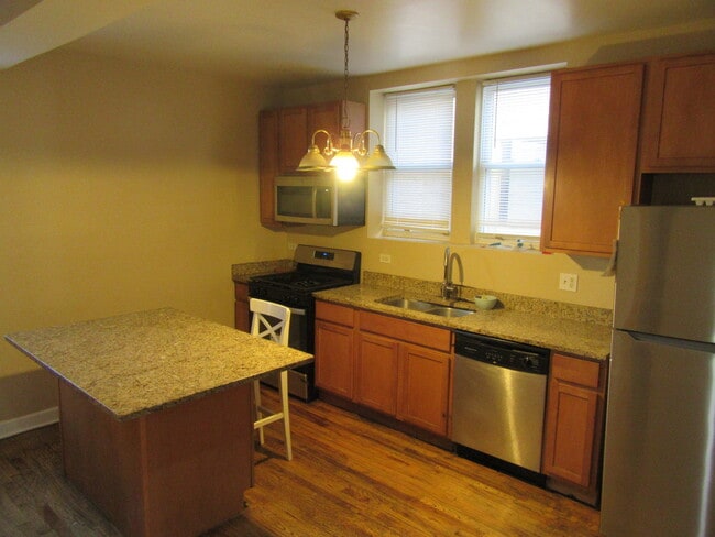 Building Photo - 2251 W Rosemont Ave