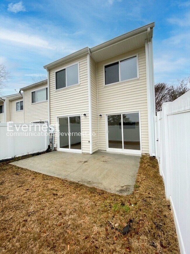 Building Photo - 3 Bed, 1.5 Bath Townhome with Fenced Yard / Available Soon!
